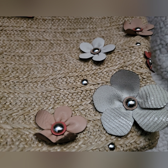 Coach straw floral shoulder bag. Excellent condition Flower applique tote. - Picture 6 of 11